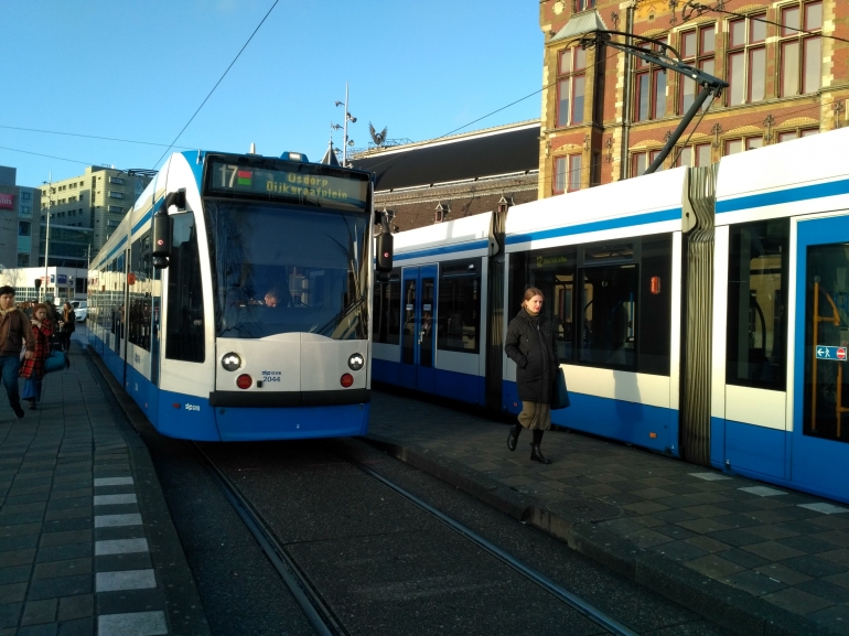 Pemberhentian tram di Central station, Photo by Hallora