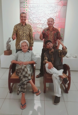 Foto bersama para seniman di galeri seni Kuswa Budiono di Majalengka (Sumber: J.Haryadi)