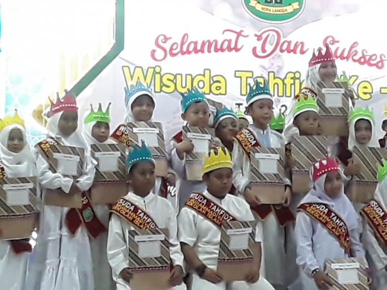 Hafidz dan Hafidzah SD Muhammadiyah 2 Langsa saat wisuda (Foto: Dokumentasi SD Muhammadiyah 2 Langsa)