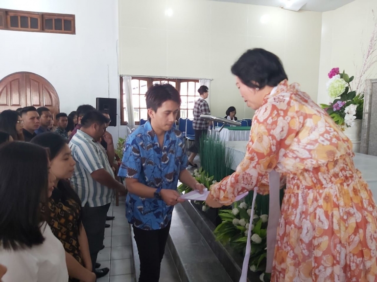 Rifland Sagay saat menerima surat tugas dari ketua jemaat tumou tou kendis, minggu 23 februari 2020 | dokpri