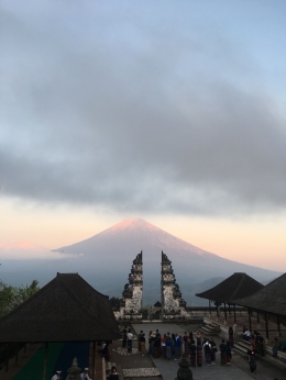 Gunung Agung yang menambah kecantikan sang Pura | dokpri