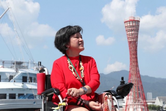 Dokumentasi pribadi | Menara Mrah Kobe itu, nyata cantiknya, sesuai dengan baju merahku yang aku siapkan untuk ini ..... Sangat cantik dalam 1 frame, hasil bidikan cantik oleh sahabat kecilku, Baskoro, yang tinggal di Kobe puluhan tahun lalu .....