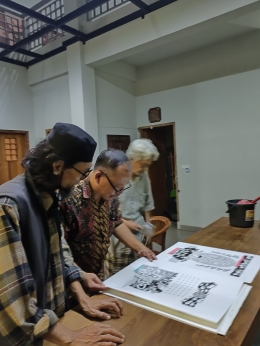 Mas Ibeng, Sobirin, dan Kuswa Budiono tengah asyik membahas karya drawing (sumber: J.Haryadi)
