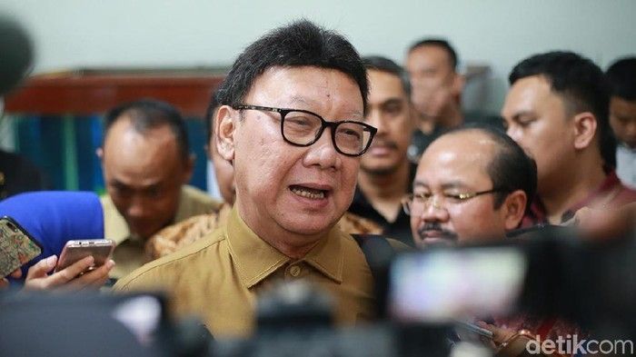 https://news.detik.com/berita/d-4903176/menpan-rb-tjahjo-kumolo-usul-asn-dapat-dana-pensiun-rp-1-miliar?single=1