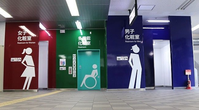 Selalu ada 3 warna untuk semua tempat rung public di Jepang! Pink untuk wanita, biru untuk pria dan hijau untuk disabilitas. Dan toilet disabilitas SELALU BERADA DI TENGAH2 nya, atau jika area sempit, TOILET DISABILITAS SELALU TERLIHAT JELAS, sedangkan yang umum, bisa saja berada agak jauh dibelakang .... Dokumentasi pribadi