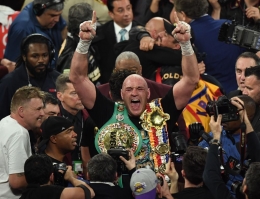 Tyson Fury merayakan kemenangannya atas Deontay Wilder. Sumber foto: Dailymail sport.com