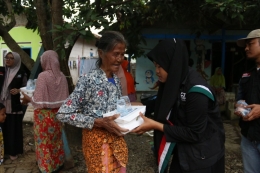 Lonah menerima bantuan paket makanan dari Humanity Food Truck.  | dokpri