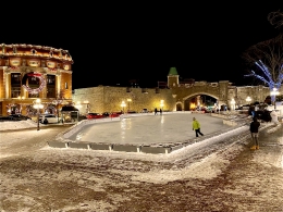 Ice skating di depan gerbang benteng