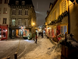 Menikmati suasana winter di rue du petit champlain