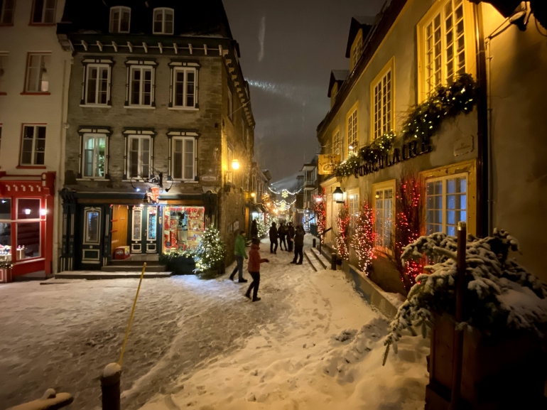 Menikmati suasana winter di rue du petit champlain
