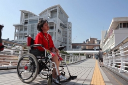 Dokumentasi pribadi | Bagi disabilitas netra, memang area luasan besar seperti pelabuhan Kobe, tidak disediakan jalur kuning, karena disabilitas netra tidak mampu melihat. Tetapi, jalur kuning aka nada di sepanjang permukaan yang tidak terlalu luas, dekat dengan pengaman, seperti railing ini.