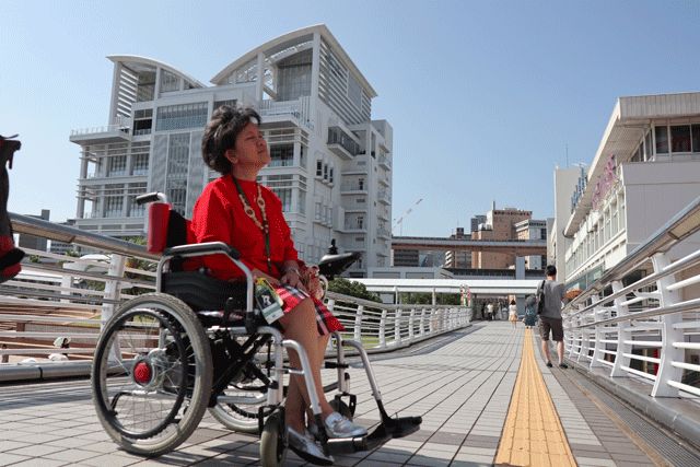 Dokumentasi pribadi | Bagi disabilitas netra, memang area luasan besar seperti pelabuhan Kobe, tidak disediakan jalur kuning, karena disabilitas netra tidak mampu melihat. Tetapi, jalur kuning aka nada di sepanjang permukaan yang tidak terlalu luas, dekat dengan pengaman, seperti railing ini.