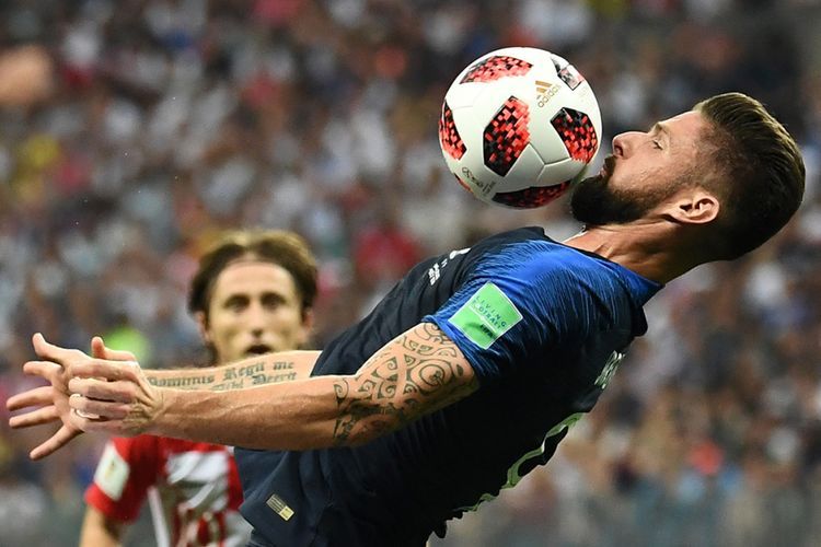 Giroud Mengontrol Bola | Sumber Gambar Kompas.com - Senin, 16 Juli 2018