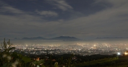 Pemandangan Lampu Kota bandung Dari Kawasan Caringin Tilu. Foto : tourbandung.id