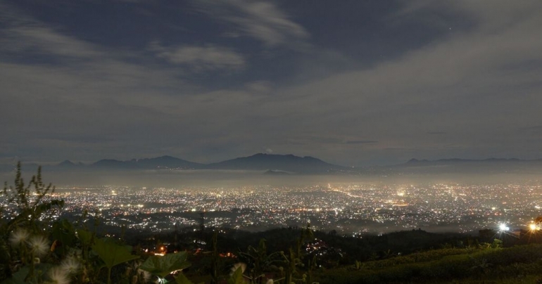 Pemandangan Lampu Kota bandung Dari Kawasan Caringin Tilu. Foto : tourbandung.id