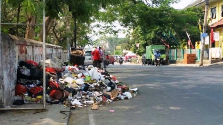 Ilustrasi gambar sampah yang tertumpuk dipinggir jalan (Sumber gambar : google) 