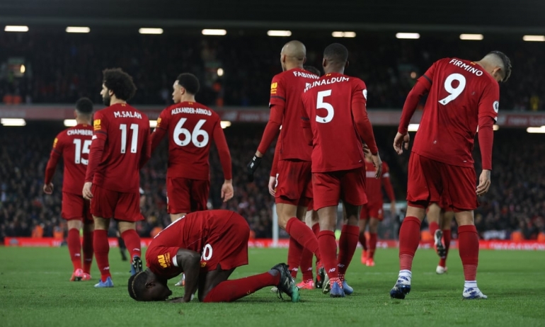 Sadio Mane bersujud di lapangan usai menjadi penentu kemenangan dramatis, Liverpool atas West Ham United, 3-2 di Anfield pada Selasa (25/2) dini hari tadi/Foto: The Guardian