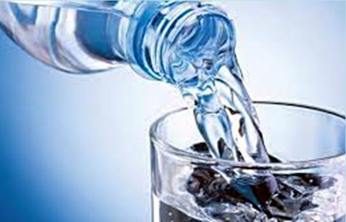 Tidak langsung minum dari botol kemasan akan lebih aman bagi kesehatan (doc.thedailystar.net/ed.Wahyuni)