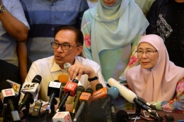 Anwar Ibrahim dan isteri. Foto | Kompas.com