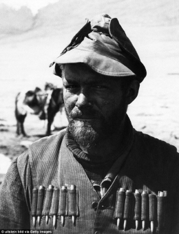 Ahli zoologi Ernst Schafer yang senang berburu bebek, memimpin ekspedisi ke Tibet pada 1930-an (sumber: www.dailymail.co.uk)