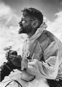 Ernst Schafer dalam ekspedisinya di Tibet (sumber: wikipedia.org)