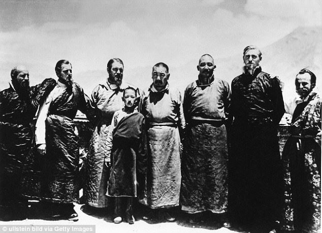 Ernst Schafer (ketiga dari kiri) dalam ekspedisi ketiganya ke Tibet pada tahun 1939 (sumber: www.dailymail.co.uk)