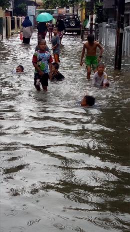 Kiriman teman kantor. Banjir di depan rumahnya.