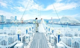 Siapa yang mau suasana yang romantic untuk upacara pernikahan di Concerto, seperti ini? Dengan latar belakang kota Kobe diatas air biru Teluk Osaka, sepertinya akan menjadi upacara pernikahan yang tidak terlupakan ..... | www.kobeconcerto.com