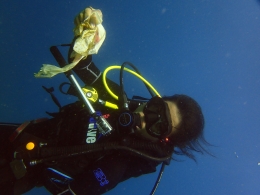 Diver memungut sampah di laut (Dok. YAPEKA)
