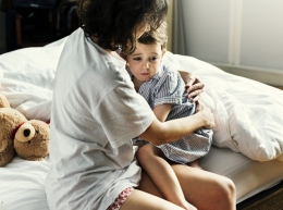 Anak-anak yang dibesarkan dalam kasih sayang,kelak akan menjadi manusia yang penuh rasa kasih | Ilustrasi: talkaboutsleep.com