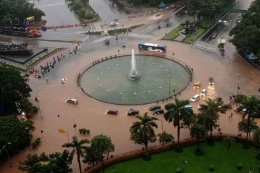 Banjir di Bundaran BI Jakarta pada 25 Februari 2020 (Foto: Antara/Winda Wahyu Fariansih)