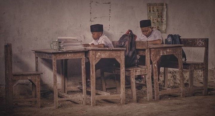 Berdua saja. Suasana belajar di pojok dusun nun jauh di sana di Kab. Jombang. Foto: Dok. Pribadi (DesKot)