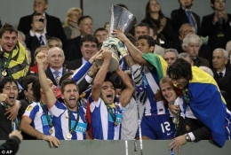 Porto merayakan trofi Liga Eropa bersama Falcao | Daily Mail