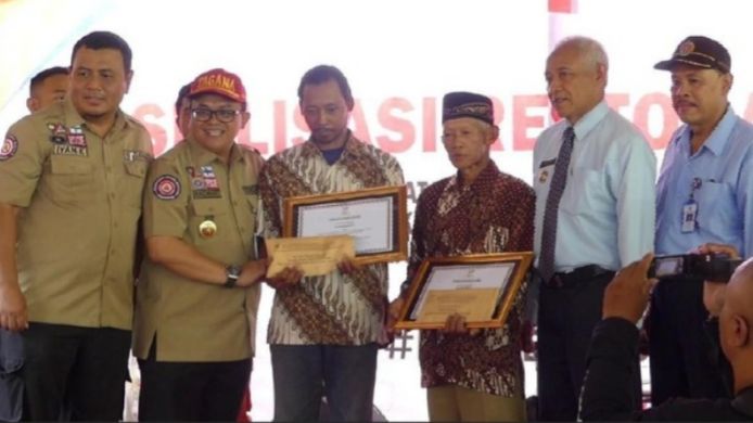 Mbah Sudiro dan Kodir ketika menerima piagam penghargaan (detiknews.com)
