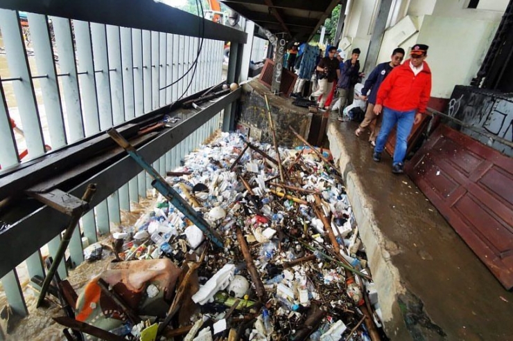 Tumpukan sampah plastik di aliran sungai (foto instagram @aniesbaswedan)