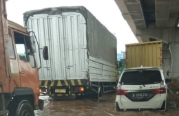 Kemacetan lalu lintas akibat banjir di jalan tol Jakarta - Cikampek Km 19, kemarin (25/02/2020) | dok. pribadi