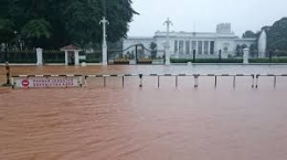 Banjir depan Istana Merdeka (2015)/Sumber: liputan6.com