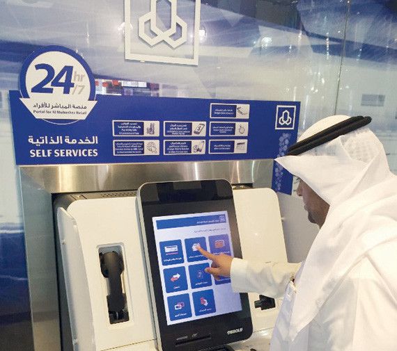 Ilustrasi seorang sedang melakukan transaksi depan mesin penarikan uang di Saudi Arabia | sumber: saudinesia.com
