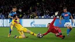 Messi mencoba mengganggu antisipasi bola yang dilakukan David Ospina. | Reuters.com