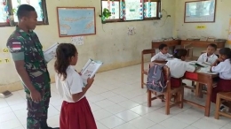 Anggota TNI Satgas Pamtas RI, Serda I Kadek Panji Tinna Astrawan mengajar siswa SDK Nilulat, Kecamatan Bikomi Nilulat, NTT. iNews.id