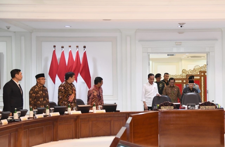 presiden Jokowi saat akan memimpin ratas penanggulangan ekonomi hadapi corona. www.presidenri.go.id