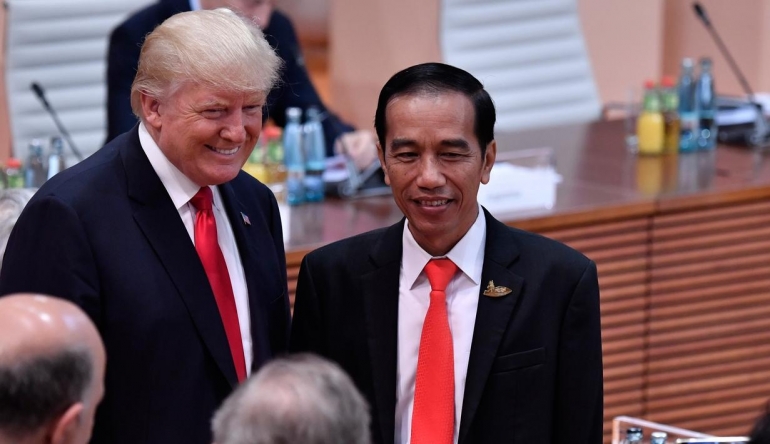 Presiden AS, Donald Trump dan Presiden Indonesia, Joko Widodo bertemu dalam KTT G20 pada Juli 2017. (Foto: AFP Photo/John Macdougall)