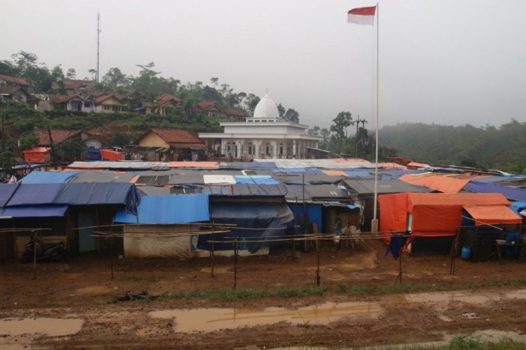 Kondisi pengungsian Kampung Cileuksa secara keseluruhan. Sebanyak 383 kepala keluarga hingga kini masih mengungsi. (ACTNews/Reza Mardhani) 
