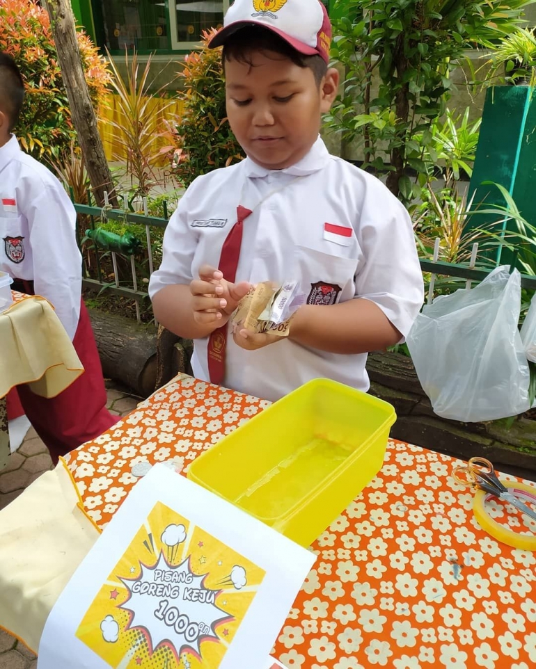 Seribu dua ribu eh enak ya jualan pangan lokal bernutrisi. - Dokumen Pribadi.