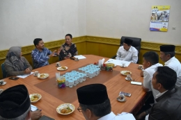 Gambar 2, Koordiantor KUI Unsyiah menjelaskan program Summer Camp On Coffee and Entrepeneurship dihadapan Sekda Aceh Tengah (Doc. FMT)