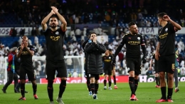 Para pemain Man. City berikan sambutan kepada penonton di tribun Santiago Bernabeu (27/2). | Sumber gambar: Reuters.com