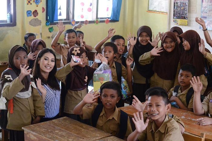 Frederika Alexis Cull di tengah anak-anak Indonesia. - Nova grid