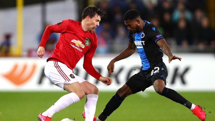 Lindelof (kiri) sedang berebut bola dengan pemain Club Brugge (Sumber: GETTY IMAGE)