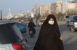 Seorang perempuan Afghanistan mengenakan masker setelah kasus virus corona pertama terdeteksi di dekat perbatasan Iran; di Herat, Afghanistan, 25 Februari 2020. EPA-EFE/JALIL REZAYEE(JALIL REZAYEE)