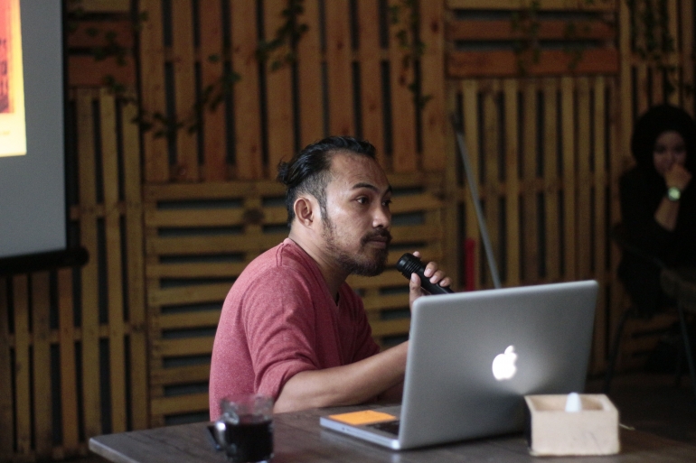 Koordinator SkolMus, Armin Septiexan sedang mempresentasikan tentang dukomentasi dan pameran Arsip Kota Kupang kepada audiens, di Canteen Cafe, Kupang, Kamis (27/2)